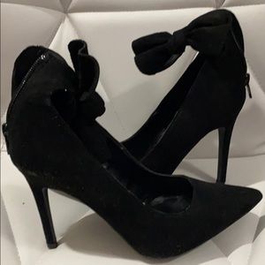 Black heels w/ankle strap bow.